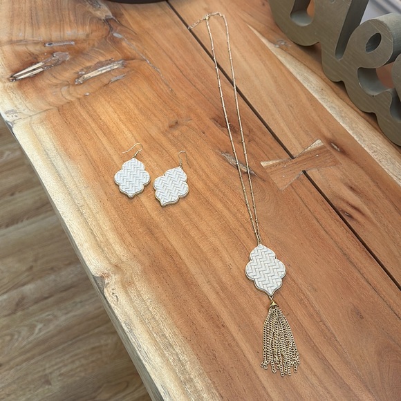 Super Cute Earrings and Necklace 🍁🥰 - Picture 2 of 4